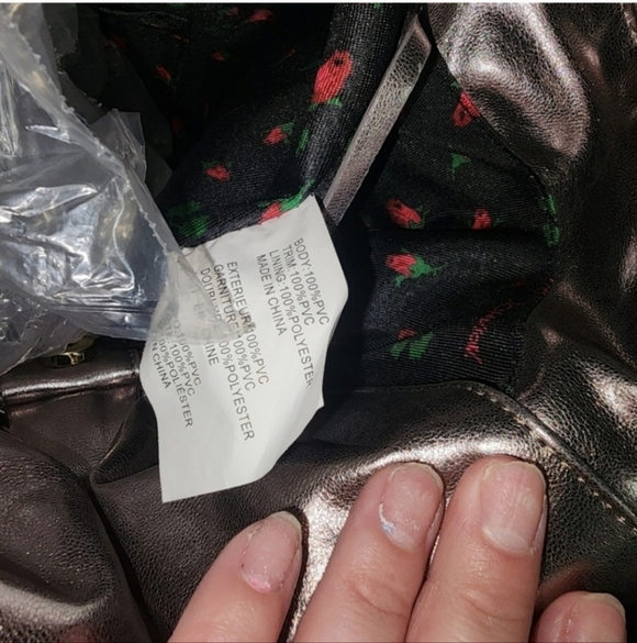 🍂🍁NWOT Rare♡Vintage♡☆Twist of fate☆ Betsey johnson silver bag. - Picture 7 of 10